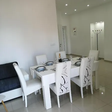 Artur Apartman *
